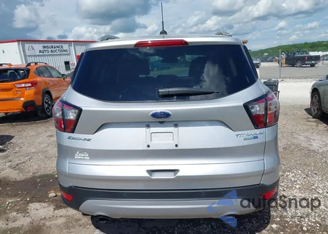 2017 Ford Escape Titanium z USA, uszkodzony, nr VIN 1FMCU9J93HUE43374